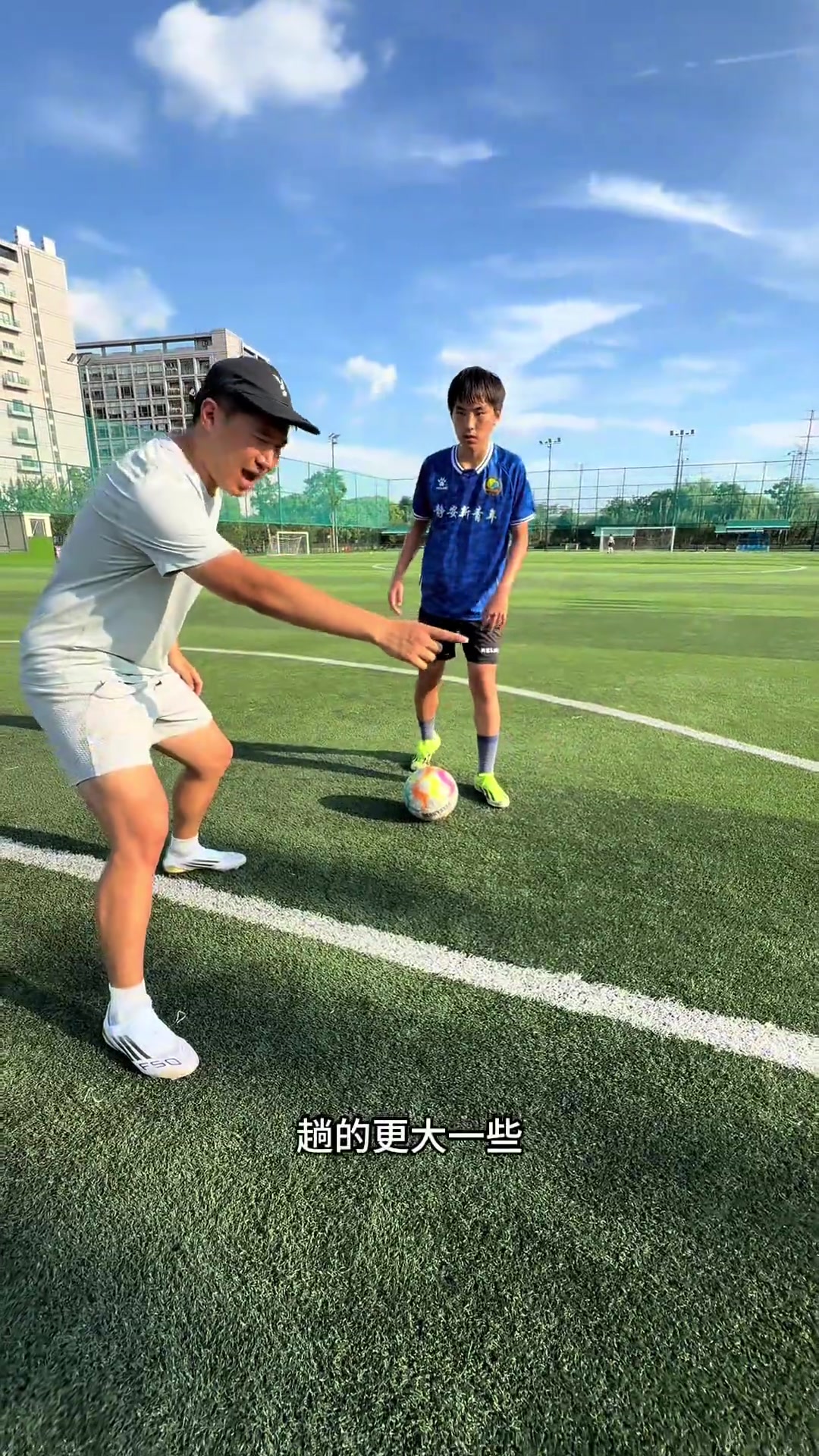 队员动作矫捷果断，精准射门让对手防守乱了阵脚的简单介绍