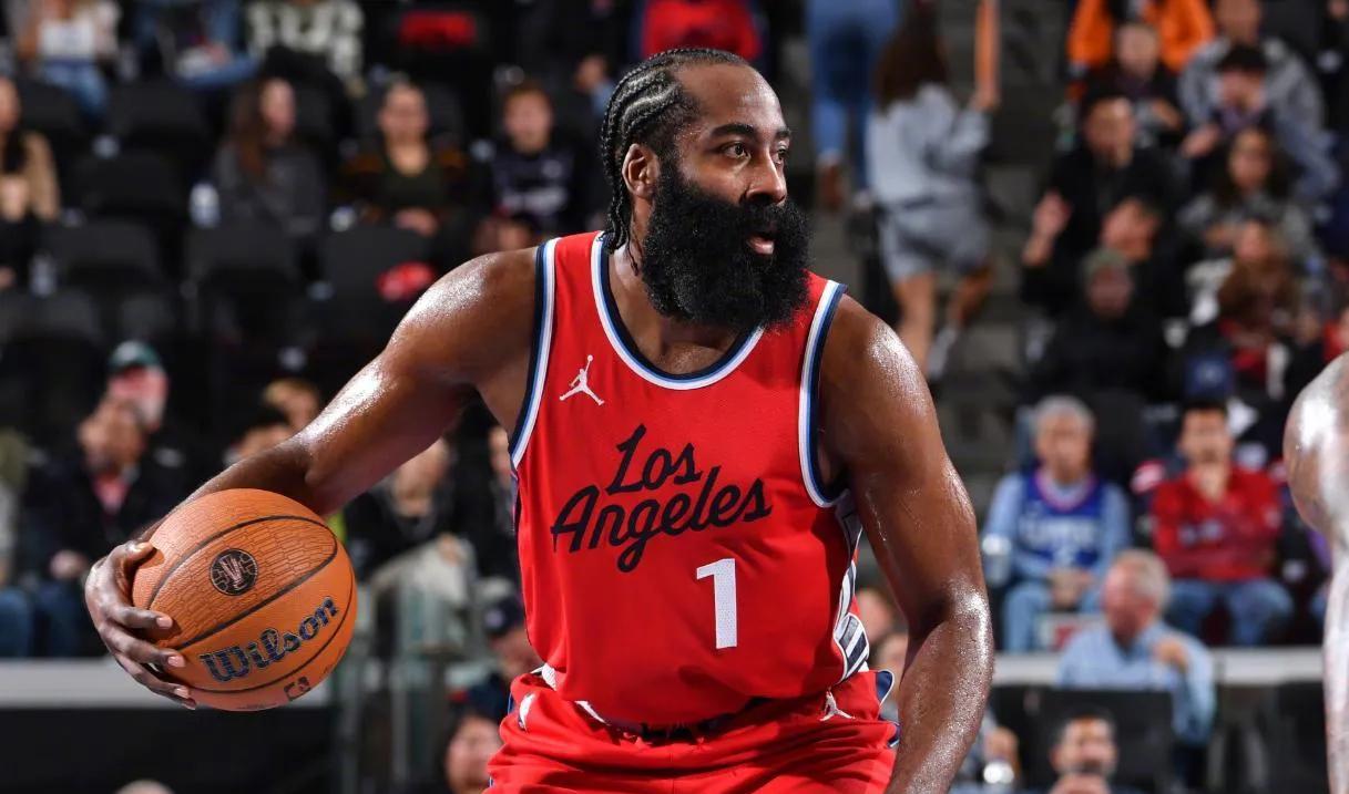 美国男篮完胜巴西男篮，艾顿统治全场的简单介绍