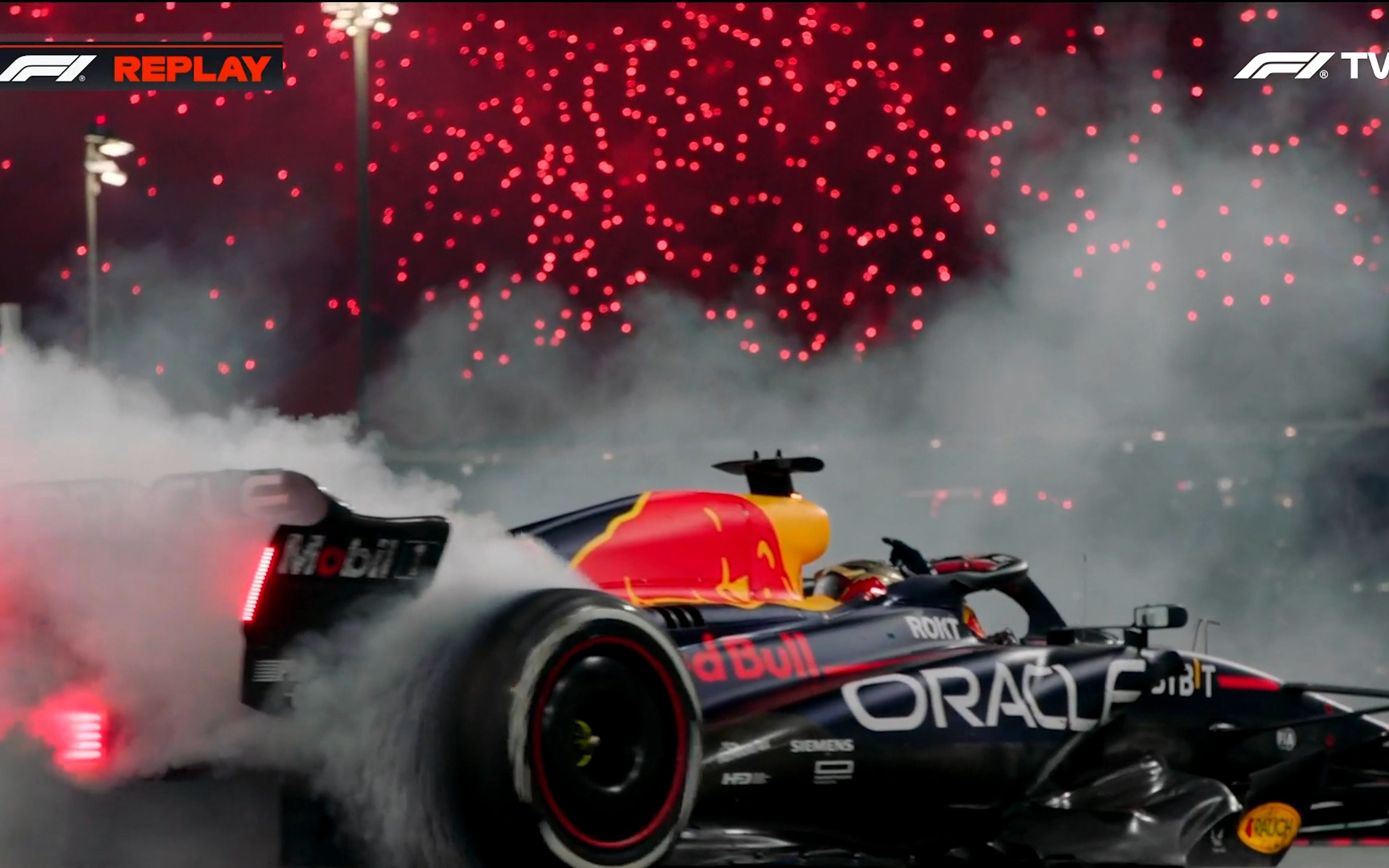 包含梅赛德斯鏖战红牛车队,维斯塔潘刷新纪录的词条 包含梅赛德斯鏖战红牛车队,维斯塔潘刷新纪录的词条